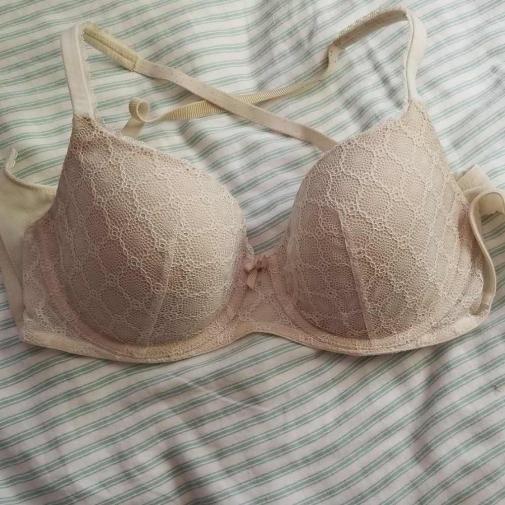 Victoria's Secret Body By Victoria Cream Lace bra